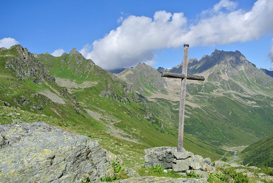 Kreuz mit Bergen im Hintergrund