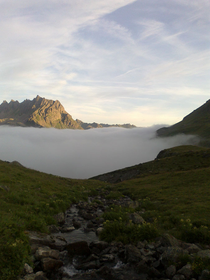 Ausblick auf Berge und Nebel im Tal