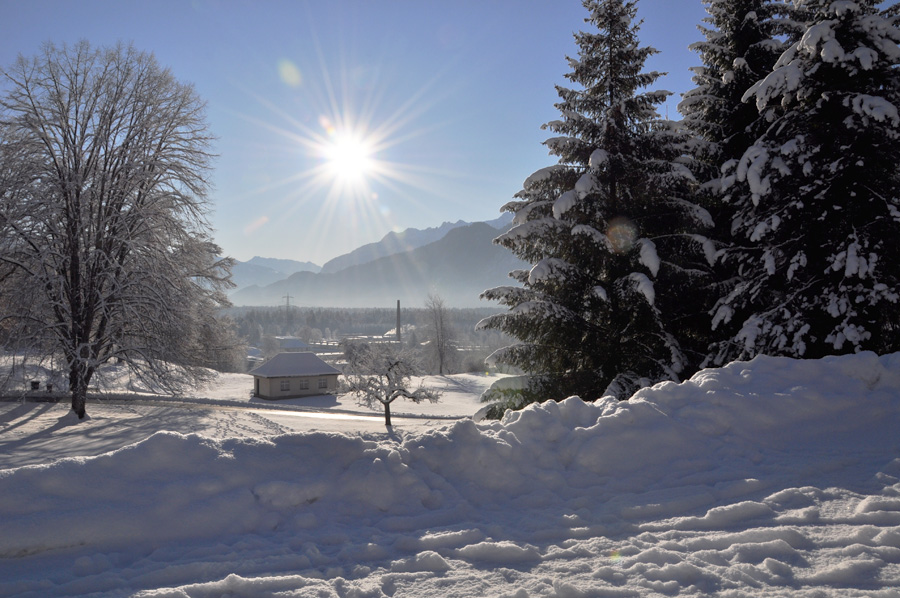 Ausblick von Gaisbühel auf Bäume und Berge im Winter